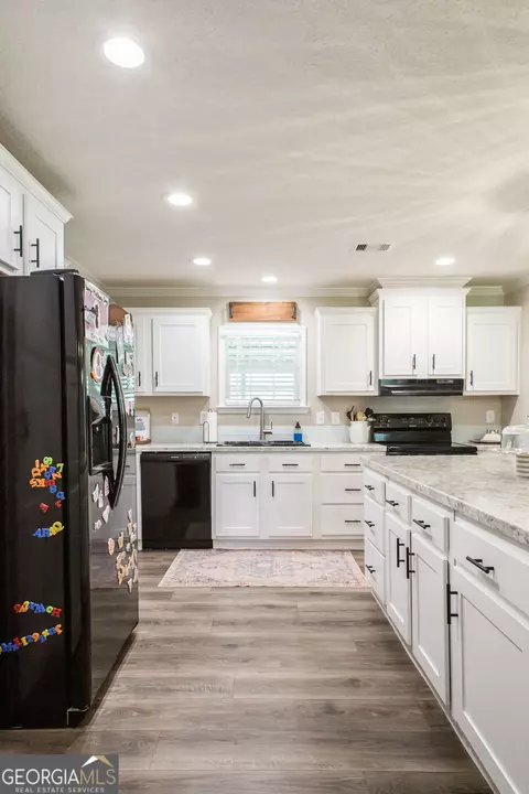 Kitchen - 2702 Ware St, Blackshear, GA 31516 photo 2 of 4