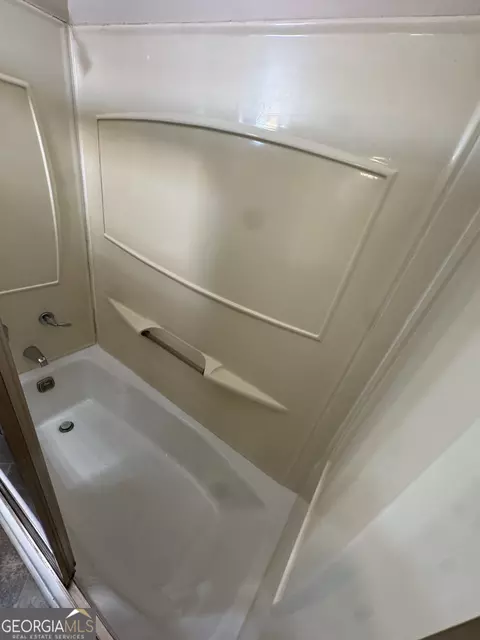 Bath - 812 Elm St, Lagrange, GA 30240 photo 3 of 3
