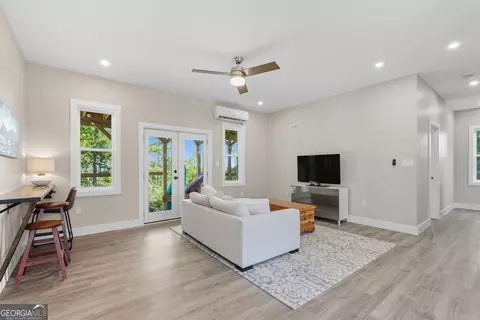 Living - 929 Crescent Dr, Toccoa, GA 30577 photo 1 of 3