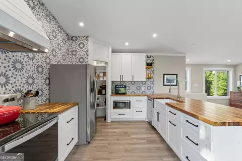 Kitchen - 929 Crescent Dr, Toccoa, GA 30577 photo 4 of 4