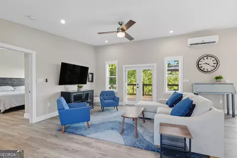 Living - 929 Crescent Dr, Toccoa, GA 30577 photo 2 of 3