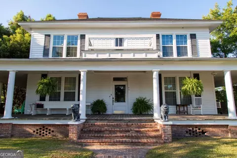66 Weaver St, Baxley, GA 31513