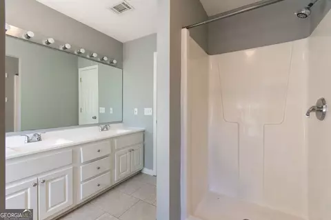 Bath - 300 Old Pond Rd, Lagrange, GA 30241 photo 2 of 5