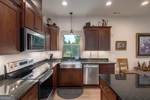 Kitchen - 1364 Old Bishop Rd, Bishop, GA 30621 photo 2 of 4