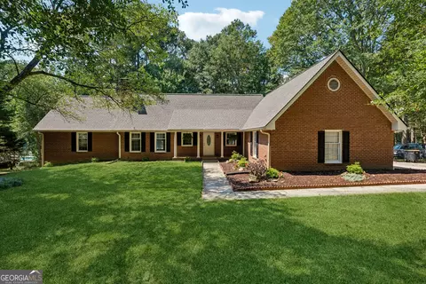 190 Willow Lake Ln, Sharpsburg, GA 30277