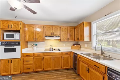 Kitchen - 108 Cedar Ridge Dr, Perry, GA 31069 photo 5 of 9