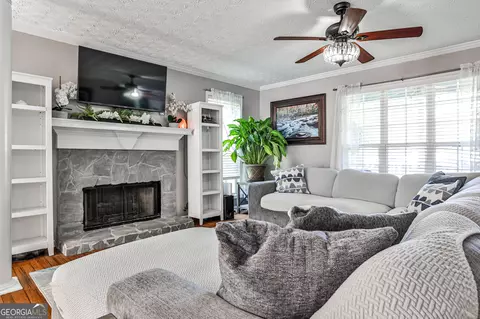 Living - 68 Soaring Ln, Jefferson, GA 30549 photo 2 of 3