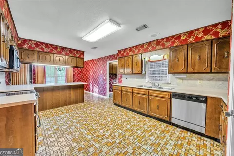 Kitchen - 2311 Scott Dr, Dublin, GA 31021 photo 5 of 7