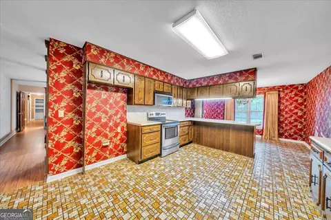 Kitchen - 2311 Scott Dr, Dublin, GA 31021 photo 6 of 7