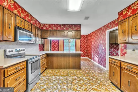Kitchen - 2311 Scott Dr, Dublin, GA 31021 photo 7 of 7