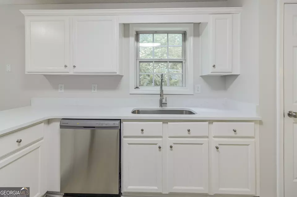 Kitchen - 10 Mariner Way SE, Acworth, GA 30102 photo 2 of 3