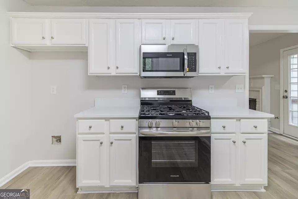 Kitchen - 10 Mariner Way SE, Acworth, GA 30102 photo 3 of 3