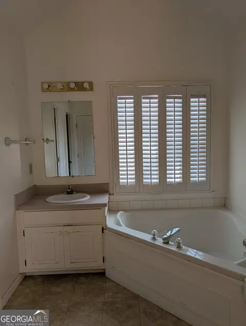 Bath - 224 Old Pond Rd, Lagrange, GA 30241 photo 2 of 3
