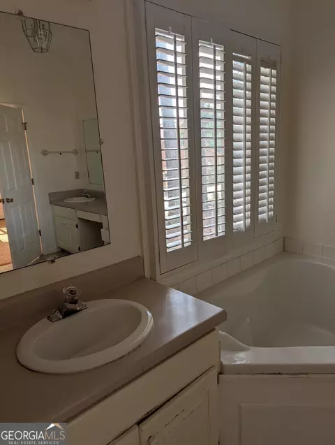 Bath - 224 Old Pond Rd, Lagrange, GA 30241 photo 1 of 3