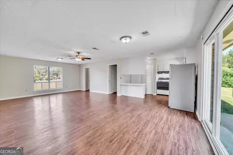 Living - 403 Irvindale Dr, Dublin, GA 31021 photo 4 of 6