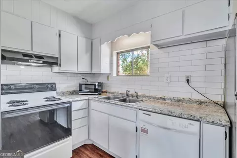 Kitchen - 403 Irvindale Dr, Dublin, GA 31021 photo 1 of 2