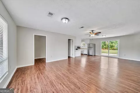 Living - 403 Irvindale Dr, Dublin, GA 31021 photo 3 of 6