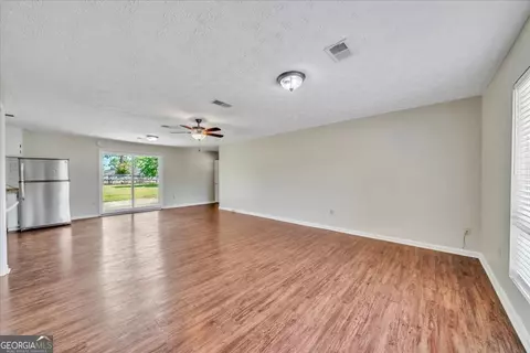 Living - 403 Irvindale Dr, Dublin, GA 31021 photo 2 of 6