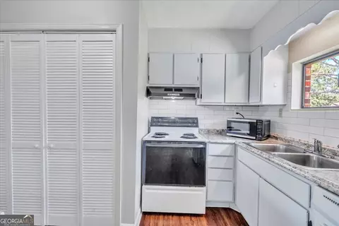 Kitchen - 403 Irvindale Dr, Dublin, GA 31021 photo 2 of 2