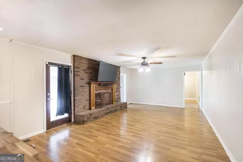 Living - 124 Echo Ln, Warner Robins, GA 31088 photo 5 of 8