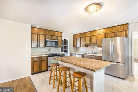 Kitchen - 124 Echo Ln, Warner Robins, GA 31088 photo 3 of 4