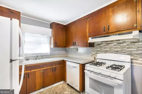 Kitchen - 103 Thomas St, Dublin, GA 31021 photo 2 of 4