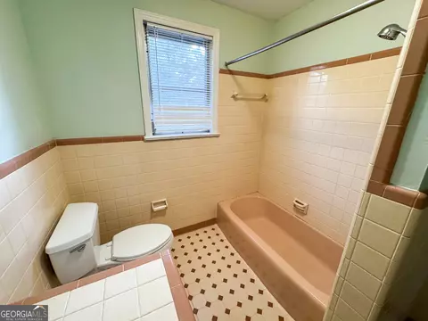 Bath - 201 S Chilton Cres, Lagrange, GA 30240 photo 2 of 4