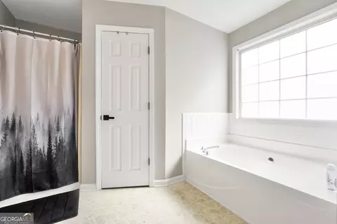 Bath - 106 Dawn Ct, Jackson, GA 30233 photo 3 of 4
