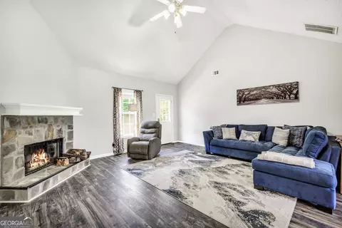 Living - 106 Dawn Ct, Jackson, GA 30233 photo 2 of 3