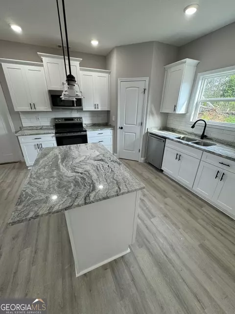 240 Beau Claire Cir, Byron, GA 31008