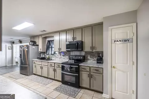 Kitchen - 307 Lancelot Ln, Dublin, GA 31021 photo 3 of 3