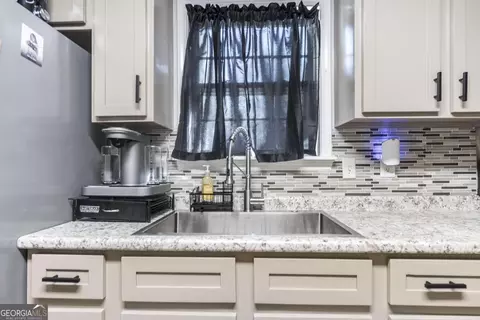 Kitchen - 307 Lancelot Ln, Dublin, GA 31021 photo 2 of 3
