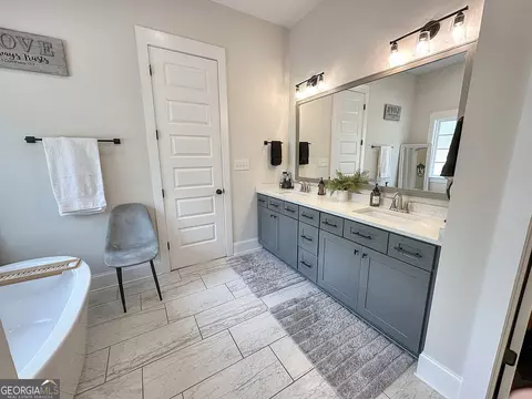Bath - 354 Willow Pointe Dr, Lagrange, GA 30240 photo 2 of 10