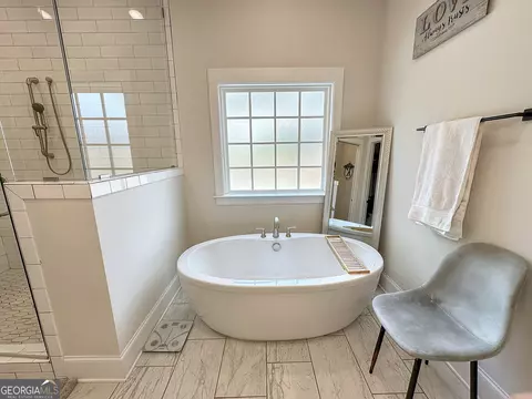 Bath - 354 Willow Pointe Dr, Lagrange, GA 30240 photo 4 of 10