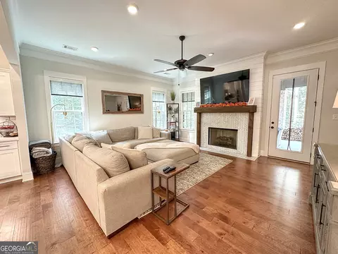 Living - 354 Willow Pointe Dr, Lagrange, GA 30240 photo 1 of 2
