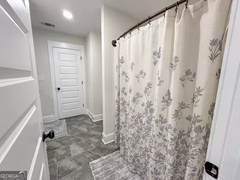 Bath - 354 Willow Pointe Dr, Lagrange, GA 30240 photo 8 of 10
