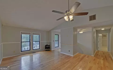 Living - 120 Ridgemore Cir, Toccoa, GA 30577 photo 2 of 4