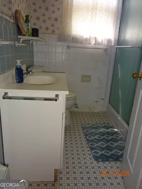 Bath - 6 N Spring St, Claxton, GA 30417 photo 3 of 4