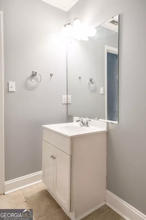Bath - 810 Jackson St, Blackshear, GA 31516 photo 5 of 5