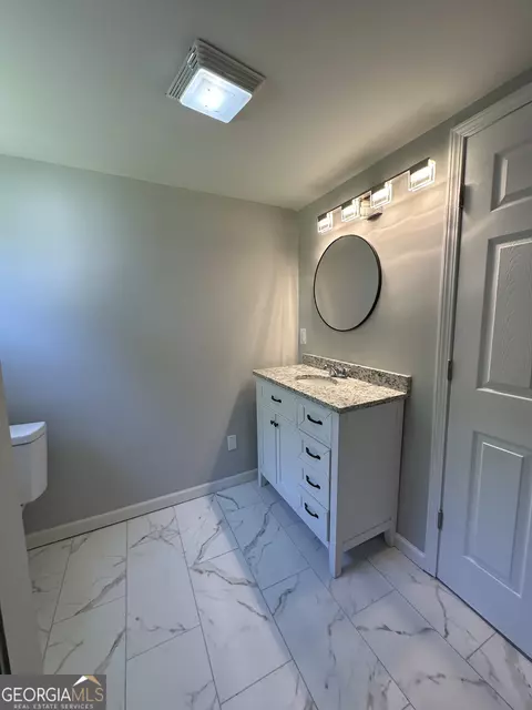 Bath - 14 Weaver St, Jackson, GA 30233 photo 3 of 9