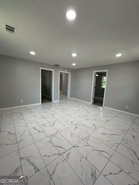 Living - 14 Weaver St, Jackson, GA 30233 photo 1 of 2