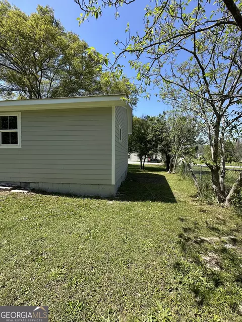 Exterior - 14 Weaver St, Jackson, GA 30233 photo 7 of 9