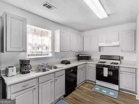 Kitchen - 1740 Graystone Dr, Hampton, GA 30228 photo 3 of 4