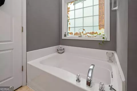 Bath - 401 Nashua Dr, Lagrange, GA 30240 photo 2 of 3