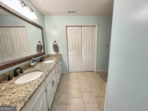 Bath - 208 Highland Trl, Lagrange, GA 30240 photo 3 of 8