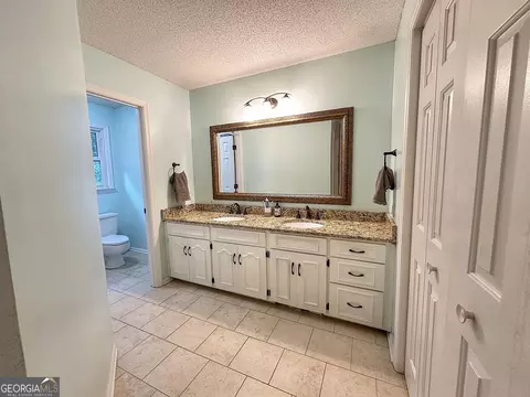Bath - 208 Highland Trl, Lagrange, GA 30240 photo 2 of 8