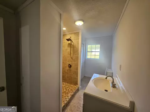 Bath - 104 SE Riverview Dr, Dalton, GA 30721 photo 1 of 2