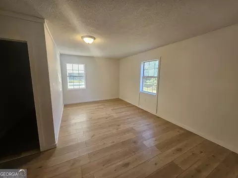 Living - 104 SE Riverview Dr, Dalton, GA 30721 photo 5 of 5