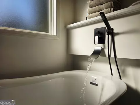 Bath - 114 Riverbluff Dr, Lagrange, GA 30240 photo 2 of 6