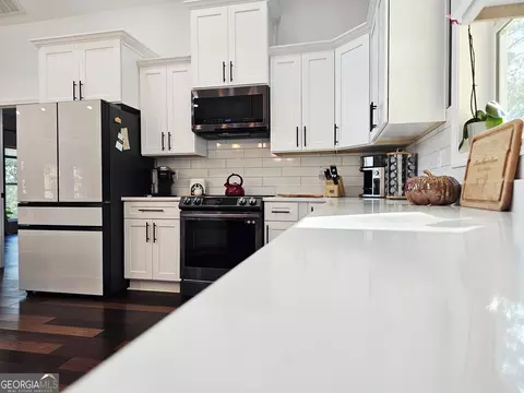 Kitchen - 114 Riverbluff Dr, Lagrange, GA 30240 photo 8 of 10